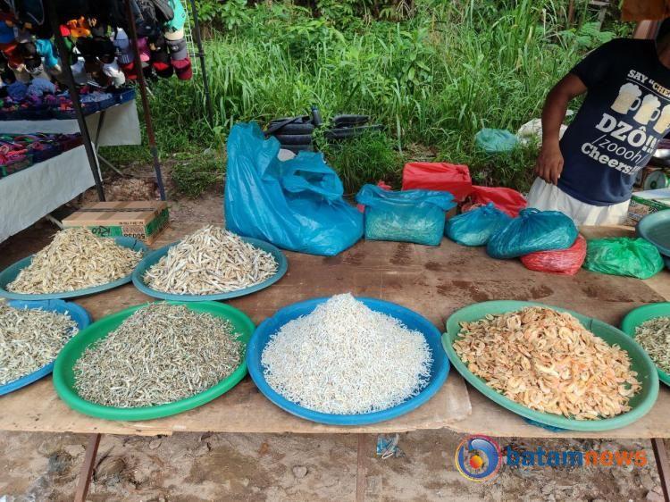 Cari Cuan dengan Berjualan Ikan Bilis di Batam, Roy Mampu Raup Omzet hingga Rp500 Ribu Per Hari