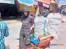 Perjalanan Hidup Pak Ari, Bertahan Penuhi Kebutuhan Ekonomi di Batam dengan Memulung
