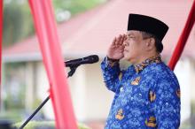 Pj Gubernur Riau Memimpin Upacara Peringatan Hardiknas 2024 di Balai Pauh Janggi