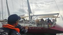 KRI Lepu-861 Selamatkan Kapal Asing Yacht Aphrodite Tujuan Tarempa Kandas Terkena Karang di Pulau Nipah