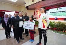 Pj Gubernur Riau Beri Penghargaan Uang Sagu Hati untuk 552 Atlet dan Pelatih