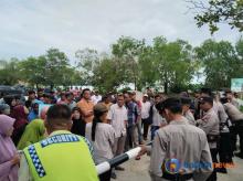 Tuntut Bebaskan Pemukiman dari Konsesi, Ratusan Warga Demo PT KG di Karimun