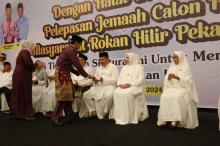 Pj Sekda Indra Ikuti Upacara Tepuk Tepung Tawar dan Pelepasan Calon Jemaah Haji Rohil