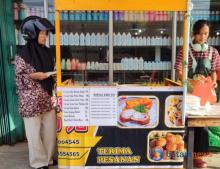 Jual Aneka Ragam Makanan Ringan, Yosi Raup Omzet hingga Setengah Juta Per Hari