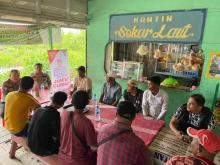 Kegiatan Rutin "Jumat Curhat" Polres Kepulauan Meranti Diskusi dengan Tukang Ojek dan Becak Pelabuhan