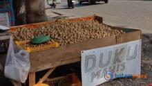Cerita dari Pinggir Jalan: Yuda dan Lapak Duku Palembang di Tengah Hiruk Pikuk Kota Batam