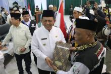 Gubernur Ansar Lepas 487 Jemaah Calon Haji Kloter 1 Embarkasi Batam