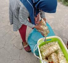 Ketabahan Romiyati, Berjualan Kerupuk Jangkek di Tengah Kesulitan Hidup
