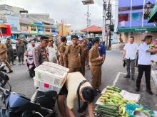 Polsek Tanjungpinang Bersama Pj. Walikota Lakukan Penertiban PKL di Kawasan Gambir