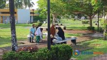 Semangat Mengais Rezeki, Nenek Sari Tetap Berjualan Kacang dan Kerupuk di Usia Senja