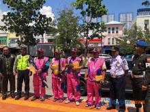 Dinas Perhubungan Batam Bagikan Seragam Baru Warna Pink untuk Juru Parkir