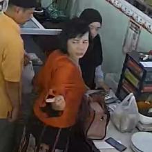 Seorang Wanita Terekam CCTV Pungut Ponsel di Rumah Makan di SP Plaza