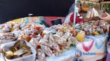 Bu Siti Manfaatkan Usia Senja Mengais Rezeki, Jualan Lauk Pauk di Pinggir Jalanan Batam
