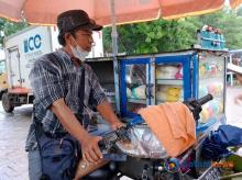John, Penjual Bakpau Kartun yang Menghibur Anak-Anak Batam