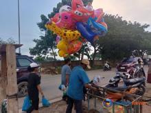 Jual Balon Keliling di Bengkong Sadai, Nurmawati Mampu Raup Omzet Rp300 Per Hari