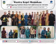  Wastra Kepri Memukau di Panggung Fashion Show HUT Dekranas ke-44 Solo