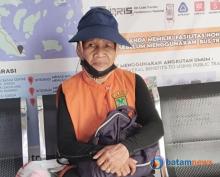 Dedikasi Ibu Mudi, Wanita Usia 50 Tahun Seorang Tukang Sapu Jalanan di Batam