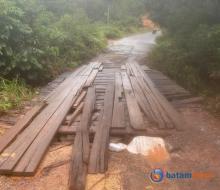 Duh, Kondisi Jembatan Kayu di Desa Musai Lingga Memprihatinkan