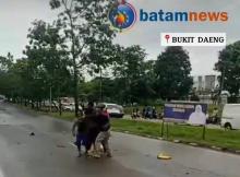 Akibat Rem Blong, Bus Karyawan Tabrak Pengendara di Bukit Daeng Batam
