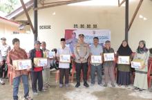 Kapolres Lingga Kunker ke Polsek Daik dan Senayang, Turut Salurkan Bansos untuk Warga