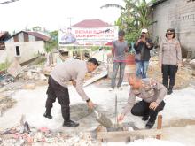 Polres Karimun Bedah Rumah Korban Puting Beliung di Batu Lipai