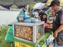 Bertahan di Tengah Modernisasi, Pak Almasril Tetap Semangat Jualan Tahu Gejrot di Batam