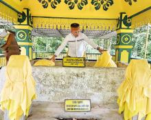 Jelang Muswil KKSS Kepri, Ady Indra Pawennari Ziarah ke Makam Leluhurnya