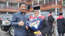 Bikin Iri! Momen Mesra Rudi-Marlin Saat Wisuda Sarjana Hukum di UNRIKA Batam