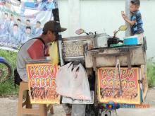 Kisah Penjual Bakso Bakar di Depan SMP 30 Batam, Merantau dari Padang Mencari Rezeki