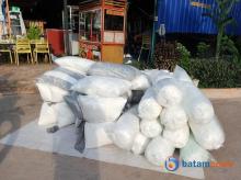 Pedagang Bantal di Batam Berjuang di Tengah Kemelut Ekonomi