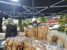Merantau Jauh dari Kalimantan, Pak Seno Raup Cuan dari Jualan Keripik di Batam