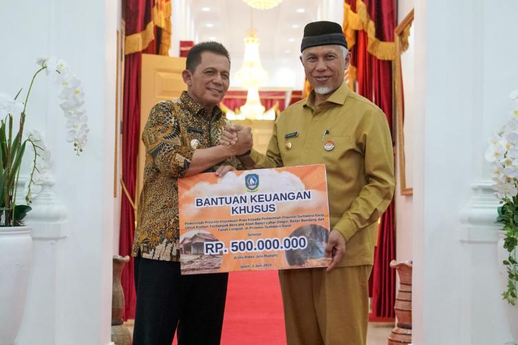 Gubernur Ansar Bawa Bantuan Rp939 Juta untuk Korban Banjir Bandang Sumbar