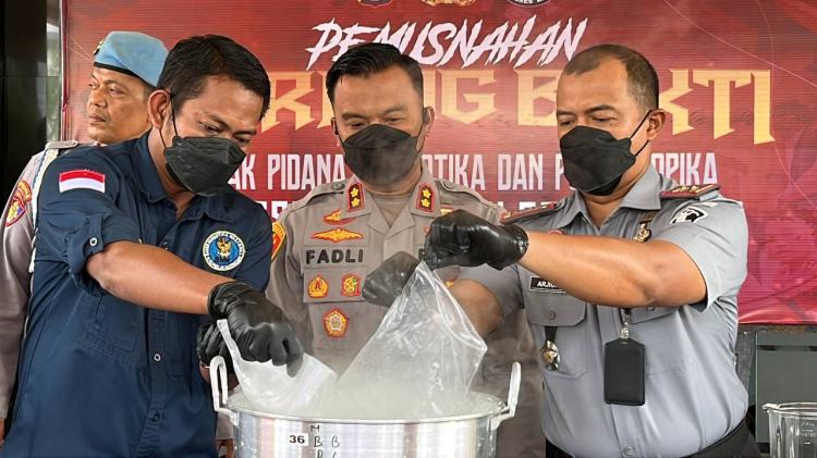 Polres Karimun Musnahkan Barang Bukti Narkotika: Sabu Direbus, Ekstasi dan Happy Five di Blender