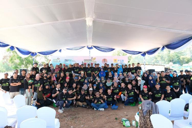 Peringati Hari Lingkungan Hidup Sedunia, PLN Batam Gelar Aksi Bersih Pantai Tanjung Uma
