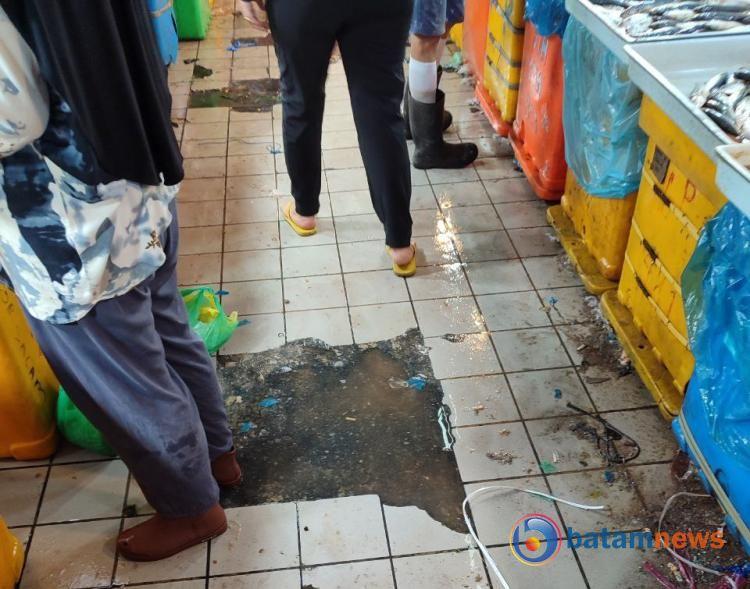 Kondisi Pasar Ikan Jodoh Batam Memprihatinkan, Jalan Berlubang dan Becek Ganggu Kenyamanan Pedagang dan Pengunjung