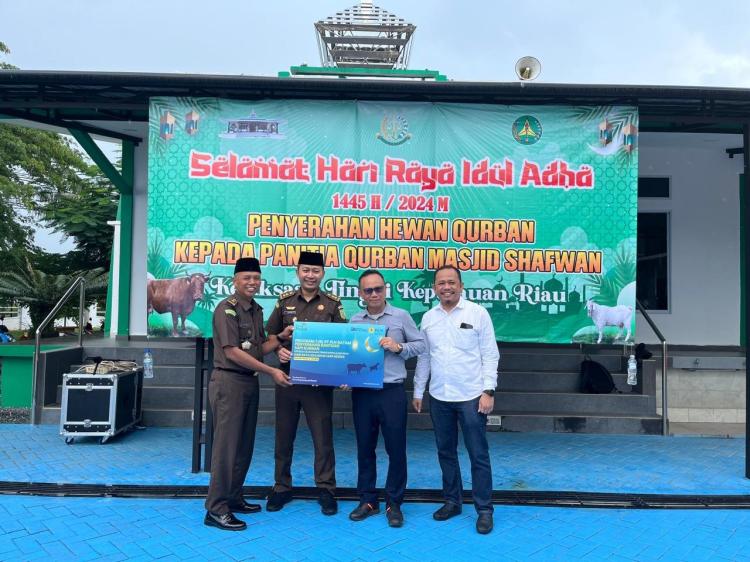 PLN Batam Bersama Kejati Kepri Serahkan Kurban Sapi Kepada Masyarakat