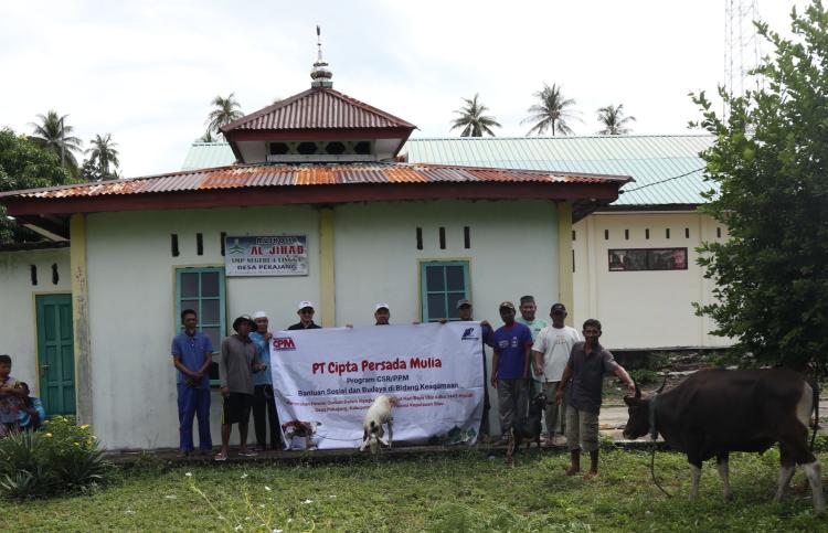 Program CSR PT Cipta Persada Mulia Batam, Serahkan Hewan Kurban di Desa Pekajang Lingga