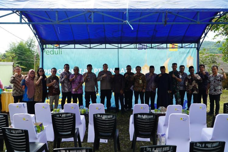 PLN Batam Serahkan Bantuan Hewan Kurban Rayakan Idul Adha 1445 H