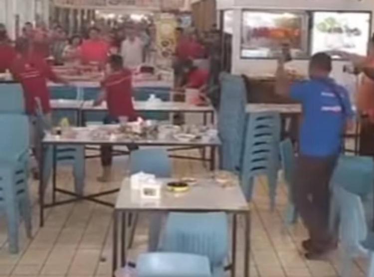 Kepanikan Melanda Foodcourt Pasir Putih, Banteng Kurban Lepas dan Menceburkan Diri
