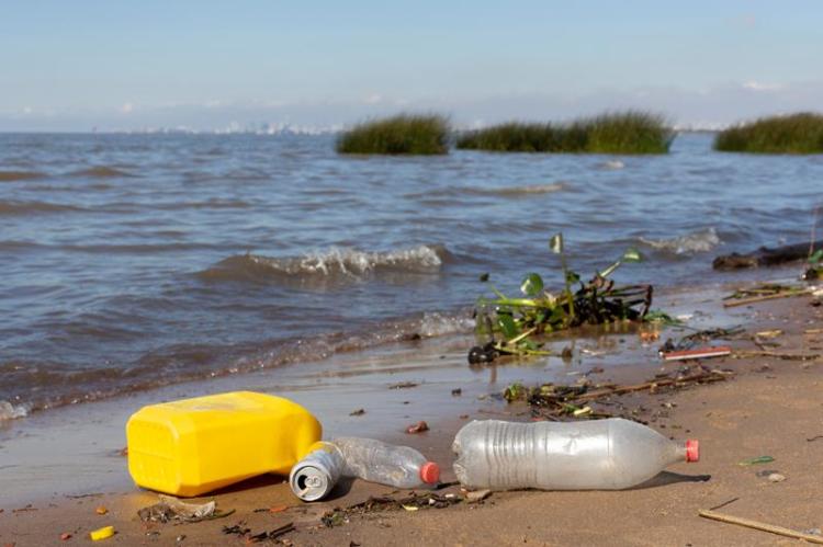 Upaya Singapura Bersihkan Tumpahan Minyak, Garis Pantai Pulau Sentosa Masih Terdampak