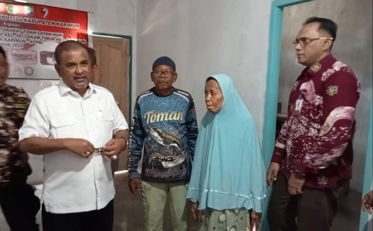 Program CSR BRK Syariah Bikin Rumah Burman di Sei Lakam Karimun Jadi Layak Huni