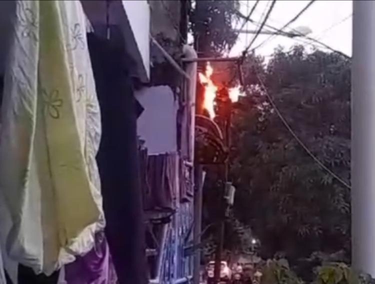 Tiang Listrik Terbakar di Bengkong Palapa Swadaya, Warga Panik!
