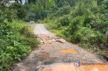 Hati-hati Melintas, Jembatan Kayu di Ruas Jalan Desa Musai Lingga Kian Memprihatinkan