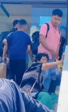 Penumpang Lansia Lion Air Tujuan Pekanbaru Nyaris Pingsan Dipaksa Berjalan di Terik Matahari