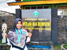 Guru MTsN Karimun, Yeyen Noviana Raih Emas di Kompetisi Sains Nasional