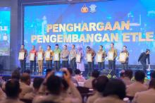 Dukung ETLE di Kepri, Gubernur Ansar Terima Penghargaan Dari Kapolri