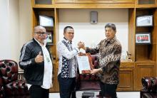 Penyerahan Surat Keputusan Kepengurusan BPW KKSS Kepri 2024-2029 oleh Ketua Umum BPP KKSS