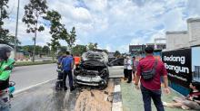 Mobil XL7 Hybrid Keluaran Baru Mendadak Terbakar saat Jalan di Batam