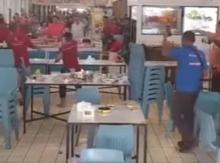 Kepanikan Melanda Foodcourt Pasir Putih, Banteng Kurban Lepas dan Menceburkan Diri