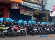 Parkir di Ruko Dekat Nohil Batam Rapi dan Helm Dibungkus, Warga: Bayar Mahal Juga Ikhlas